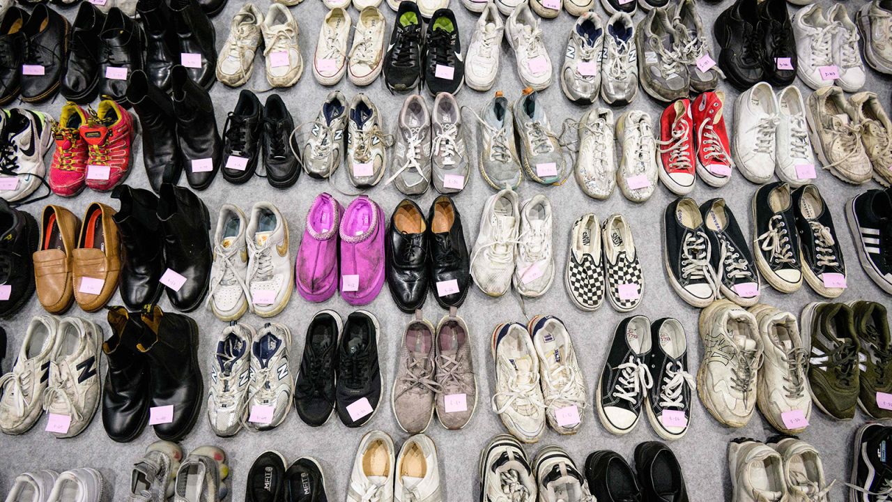 256 de perechi de pantofi ale victimelor au fost aliniate într-o sală de sport din Seul.Poliția sud-coreeană recunoaște greșelile