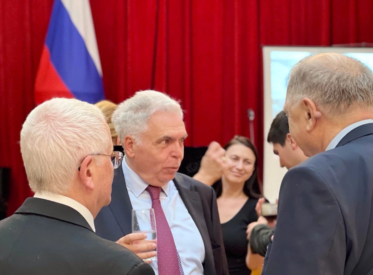 Incredibil, dar adevărat. Diana Șoșoacă și Adrian Severin au sărbătorit Ziua Rusiei la Ambasada din București