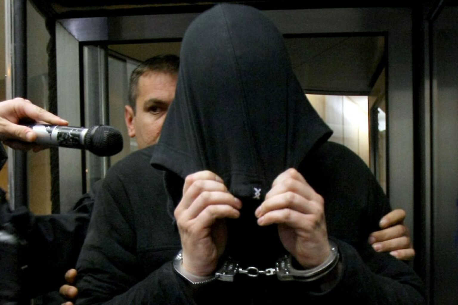 Copiii n-au mai suportat abuzurile și umilințele și și-au reclamat tatăl la Poliție. Acesta, fost șef la CFR SA, a fost reținut