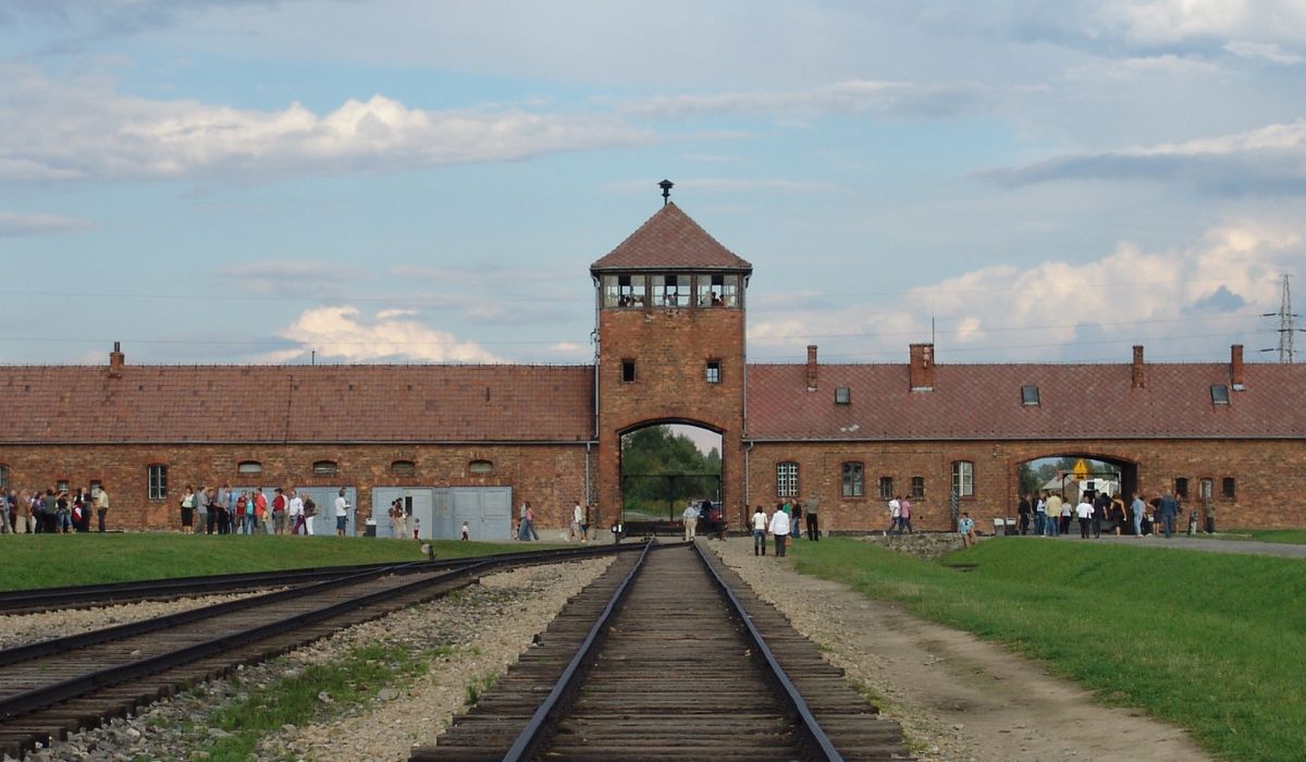 Guvernul polonez, dat în judecată pentru execuția unuia dintre supraviețuitorii de la Auschwitz