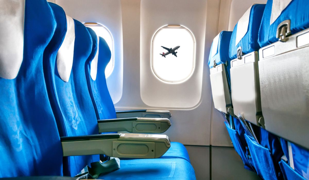 interior avion de linie pentru pasageri