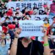 China o lasă mai moale cu restricțiile după proteste, dar afirmă că „lupta împotriva Covid-19 va fi un succes”