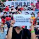 Moment istoric. China se revoltă de la un capăt la altul. În mai multe orașe, oamenii au ieșit pe străzi și protestează