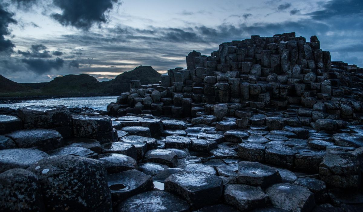 Drumul Giganților, format din coloane hexagonale, create de o explozie masivă de lavă. E în Patrimoniul UNESCO 