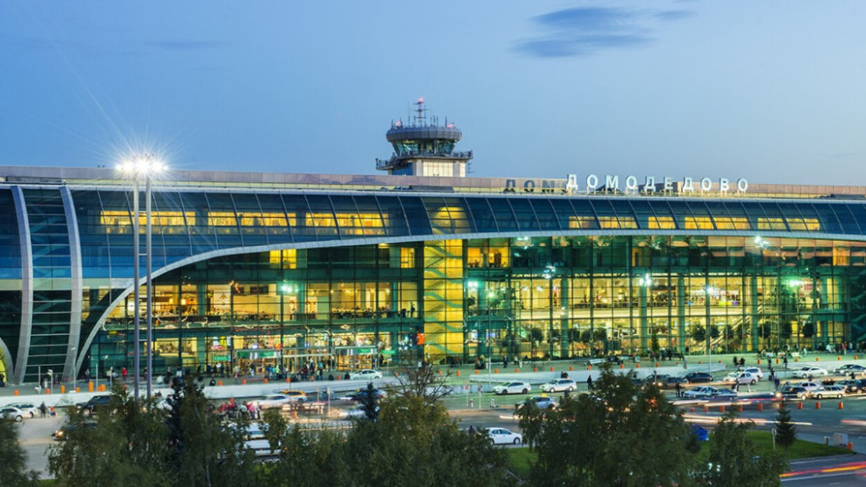 Halucinant. Oameni de afaceri, jefuiți sub amenințarea unui pistol, în fața unui aeroport din Moscova