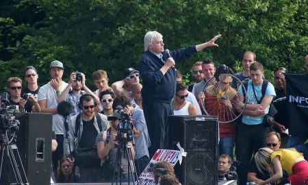 Teoreticianului britanic David Icke i s-a interzis intrarea în spațiul Schengen timp de doi ani. Există o explicație