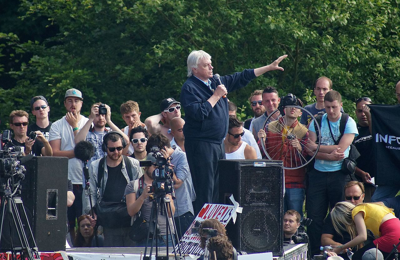 Teoreticianului britanic David Icke i s-a interzis intrarea în spațiul Schengen timp de doi ani. Există o explicație