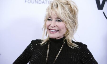 Dolly Parton, regina muzicii country, a primit 100 de milioane $ de la miliardarul Jeff Bezos. Se vorbește de un motiv ascuns