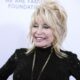 Dolly Parton, regina muzicii country, a primit 100 de milioane $ de la miliardarul Jeff Bezos. Se vorbește de un motiv ascuns