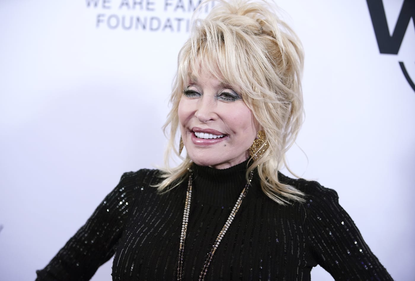 Dolly Parton, regina muzicii country, a primit 100 de milioane $ de la miliardarul Jeff Bezos. Se vorbește de un motiv ascuns