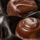 Cauza apariției petelor albe pe ciocolată și cât de sigur mai este consumul acesteia ne explică specialiștii în domeniu