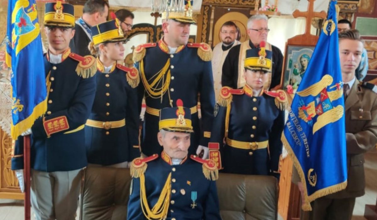La împlinirea a 100 de ani, ultimul veteran de război din garda Regelui Mihai, a fost sărbătorit cu fast și onoruri militare