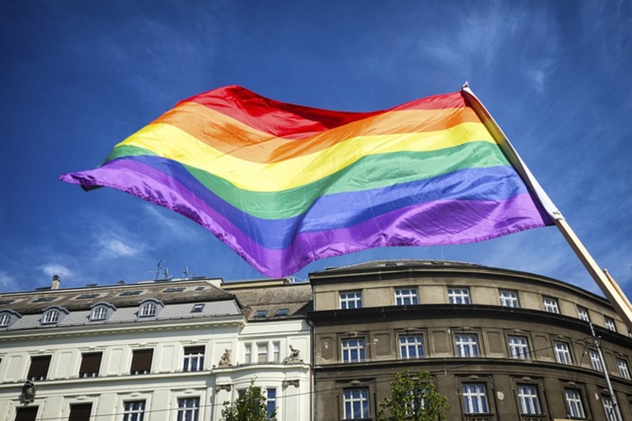 Pentru că LGBT ajunge în școlile moldovenești, familiile elevilor se revoltă. Guvernul are o explicație, părinții copiilor alta