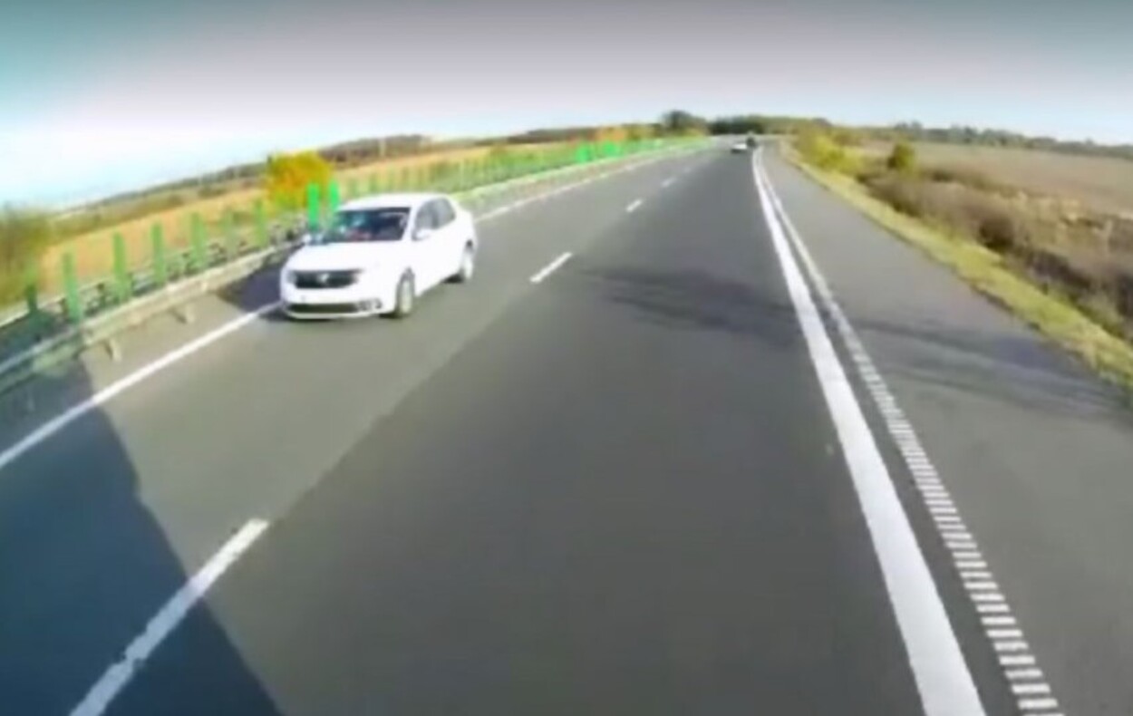 Imagini halucinante arată cum un șofer inconștient merge pe contrasens pe A2. A lovit o mașină, dar și-a văzut de drum. VIDEO