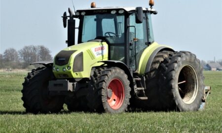 Culmea hoției. Cum au găsit polțiștii din Târgu-Neamț un tractor furat tocmai din Olanda, la ei în localitate