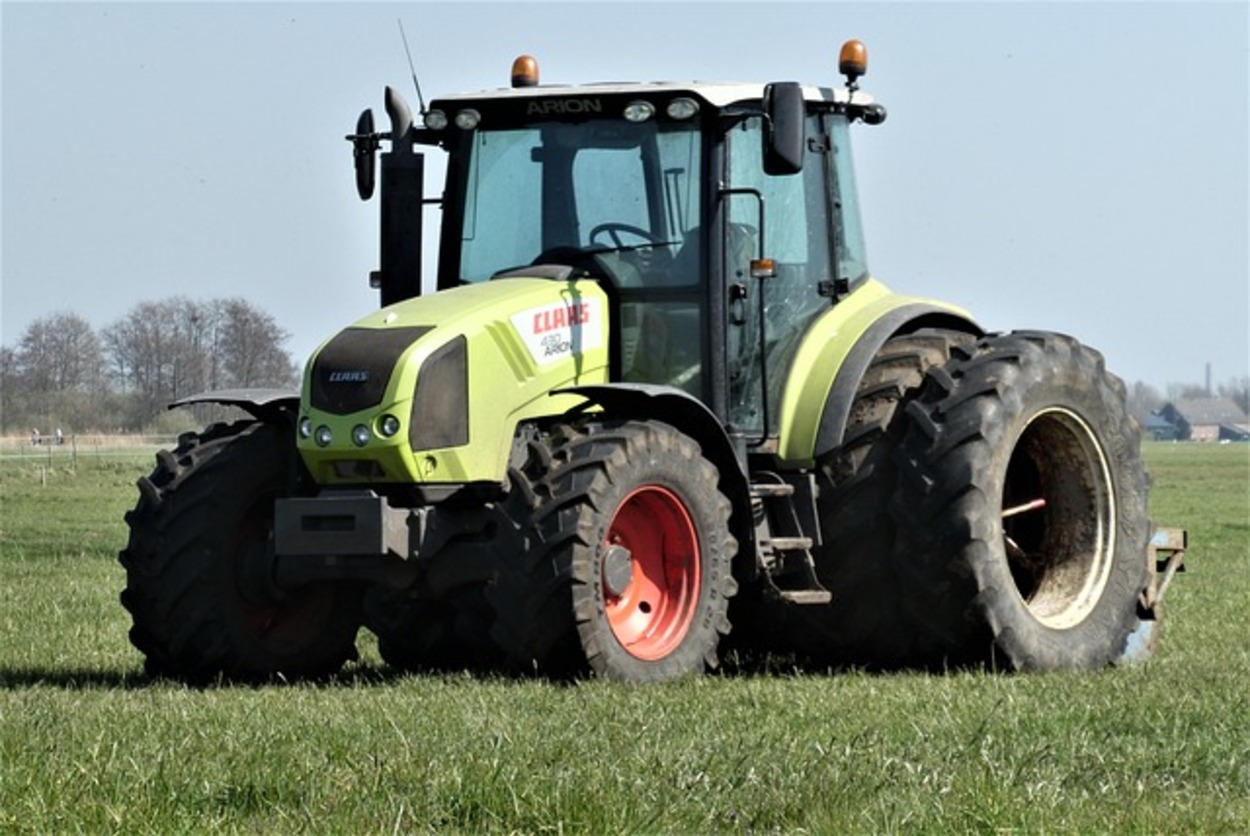 Culmea hoției. Cum au găsit polțiștii din Târgu-Neamț un tractor furat tocmai din Olanda, la ei în localitate