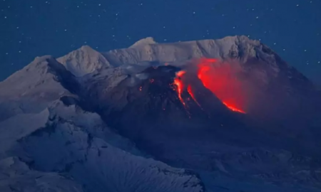 Rusia stă pe un butoi de pulbere. Vulcanul Şiveluci din Kamceatka se pregăteşte de o erupţie puternică, prima după 15 ani