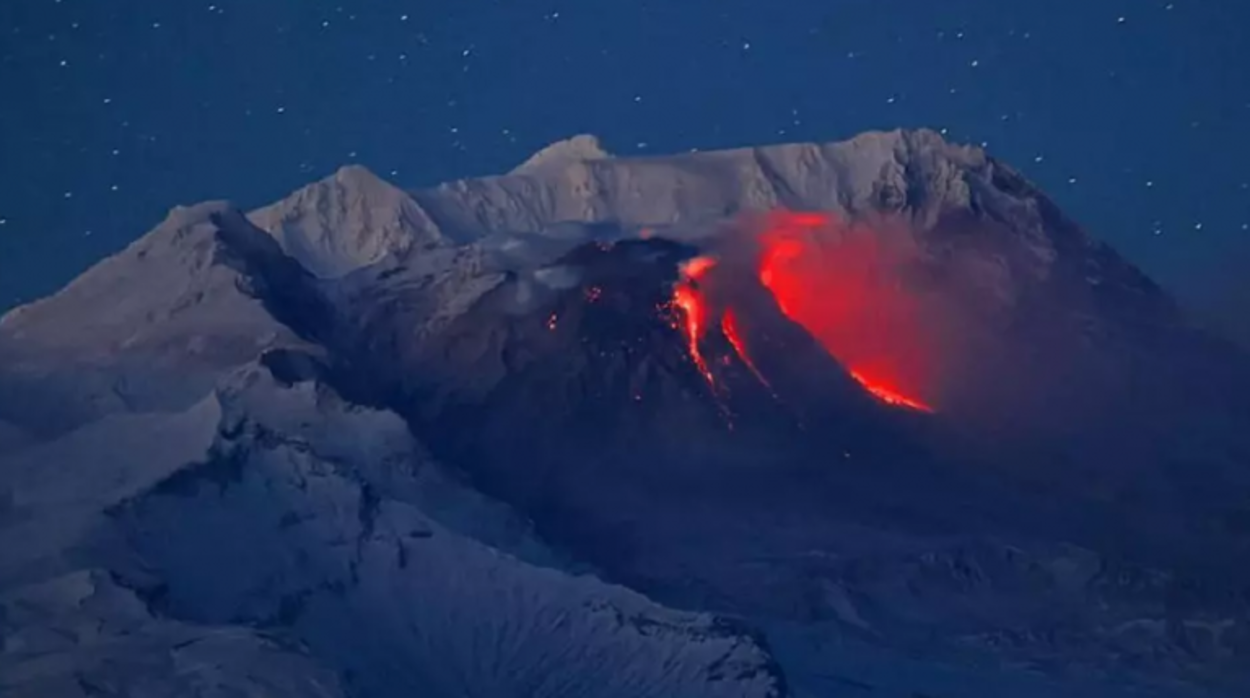 Rusia stă pe un butoi de pulbere. Vulcanul Şiveluci din Kamceatka se pregăteşte de o erupţie puternică, prima după 15 ani