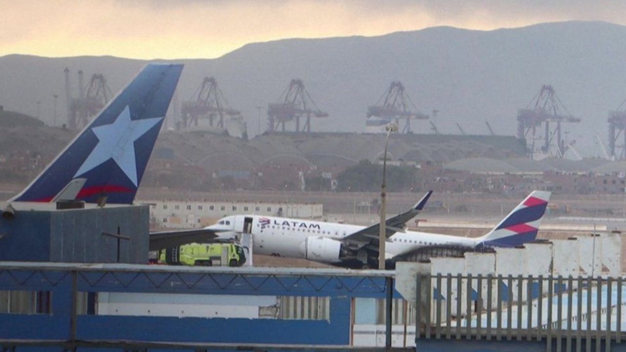 Accident straniu. Doi oameni au murit după ce un avion s-a ciocnit cu o mașină de pompieri pe pista de aterizare. Video