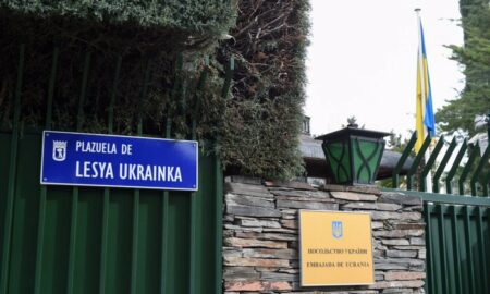 O scrisoare bombă a explodat în incinta Ambasadei Ucrainei la Madrid. Ambasadele ucrainene din toate țările sunt în alertă