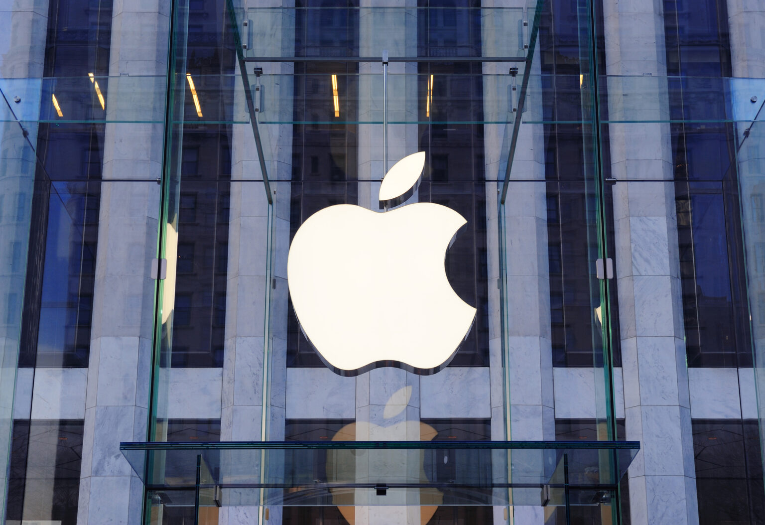 Angajații fabricii de iPhone-uri din China protestează din cauza restricțiilor de COVID-19. Au fost închiși în incintă