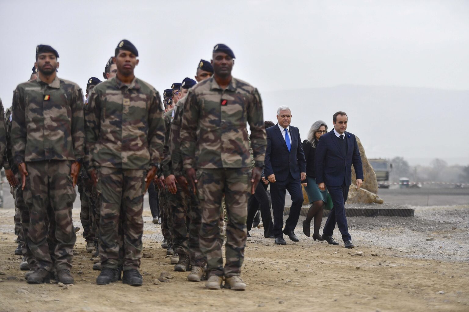 O anchetă dezvăluie realitatea din tabăra militară de la Cincu, unde se află soldații francezi. La polul opus sunt americanii
