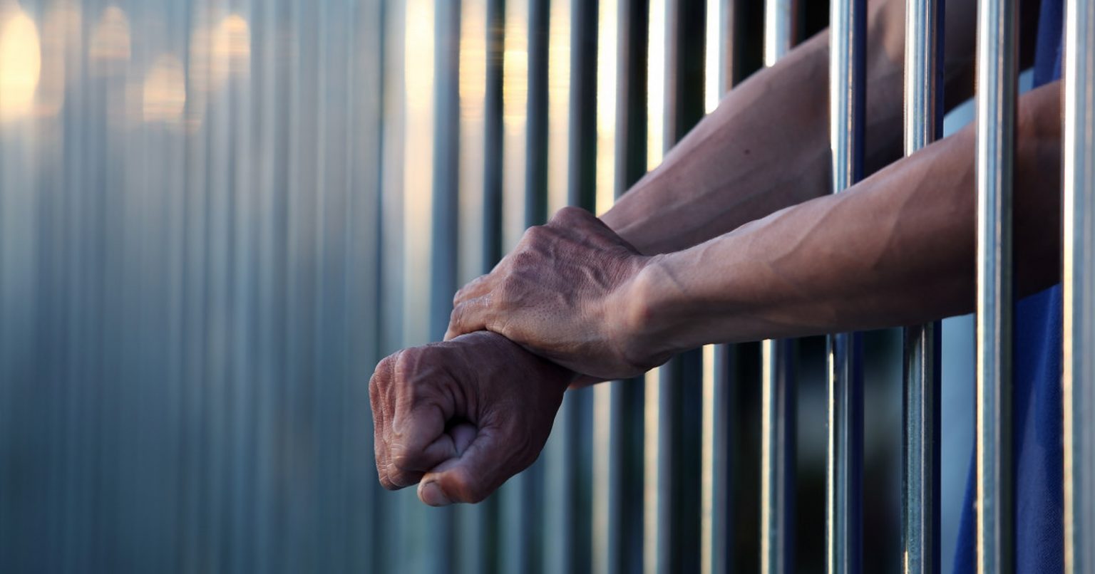 O femeie, ofițer de penitenciar, a ajuns după gratii după ce s-a descoperit că era însărcinată și într-o relație cu un deținut