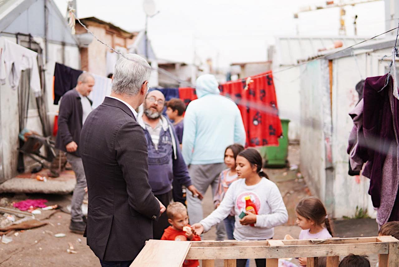 EXCLUSIV. Partidul lui Cioloș se plimbă cu caravana prin ţară. Sfidează pensionarii, persoanele cu dizabilităţi şi medicii