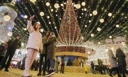 În plin război, ucrainienii se pregătesc de sărbătorile de iarnă. Brazii de Crăciun nu vor fi luminați