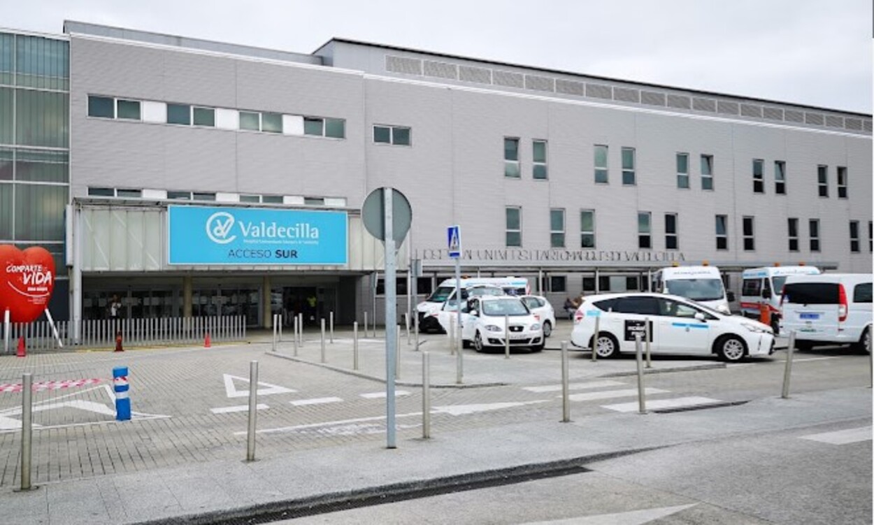 Un bărbat înarmat cu un topor a fost arestat după ce a intrat într-un spital în căutarea chirurgului care l-a operat