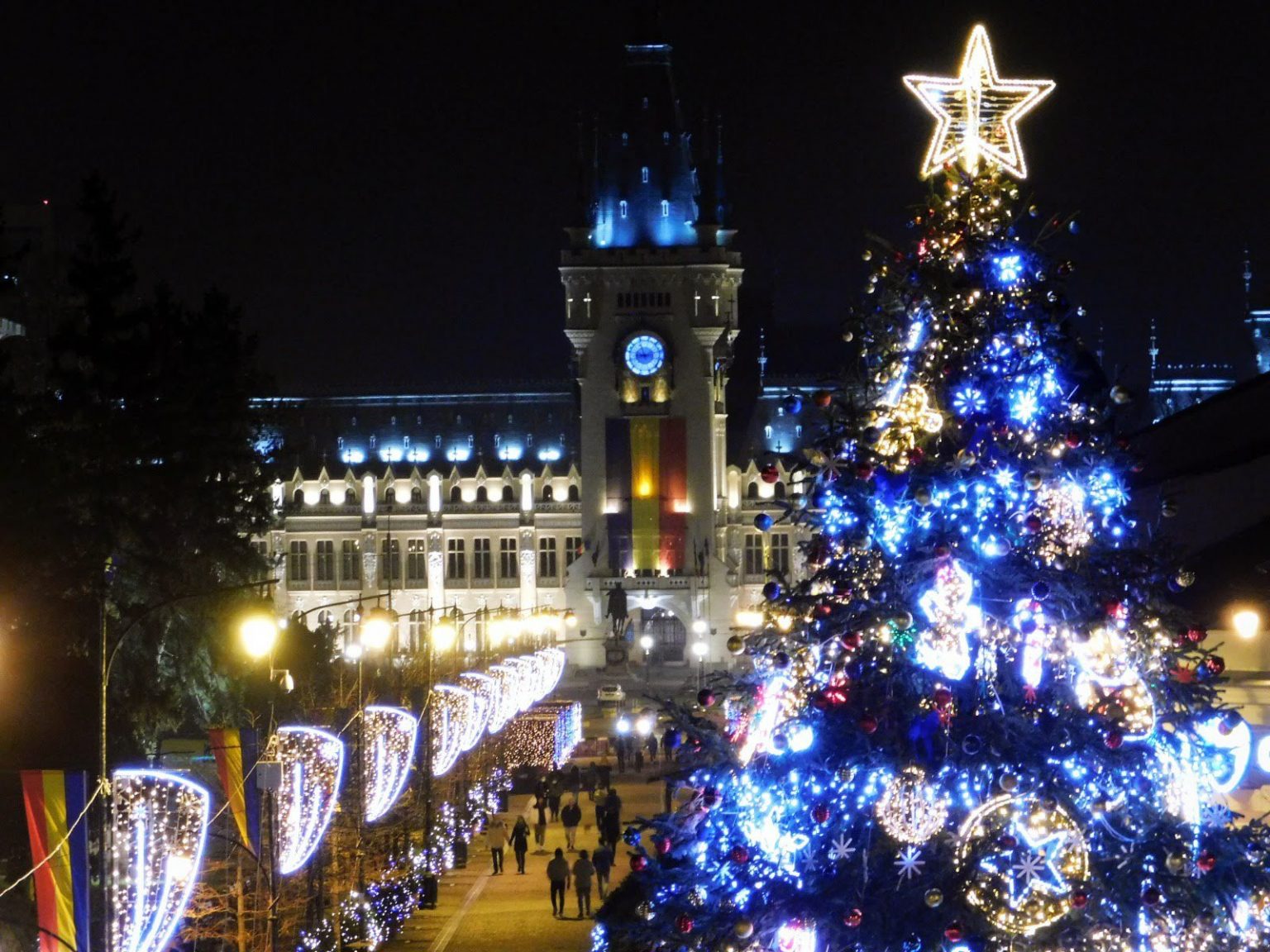 Cel mai înalt brad de Crăciun din România a fost montat. Iată ce înălțime are și unde a fost amplasat
