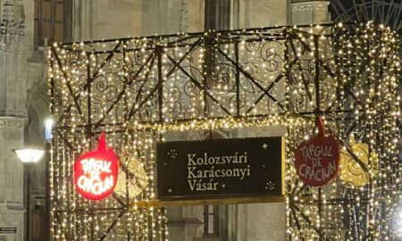 Din nou scandal la Târgul de Crăciun de la Cluj. Inscripția în limba maghiară a fost înlocuită cu o plăcuță bilingvă