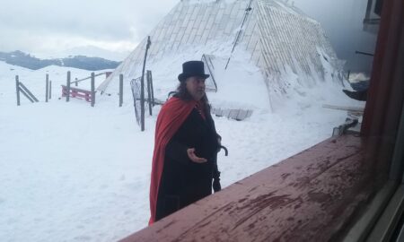 Apariție stranie de Ziua Sfinxului. Peripețiile unui turist străin, îmbrăcat în Dracula, împiedicat să ajungă la Vârful Omu
