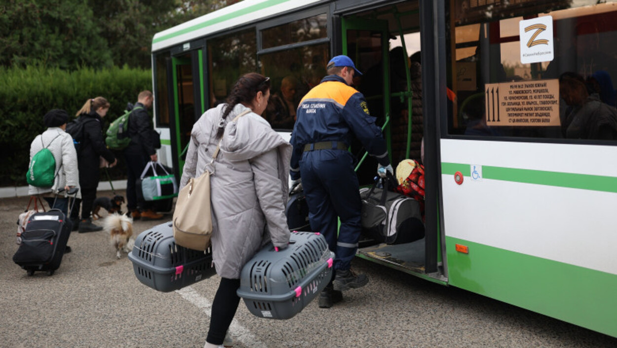 În mare grabă, ucrainenii sunt evacuați din Herson de către autoritățile ruse. Sunt avertizați că se apropie un  pericol iminent