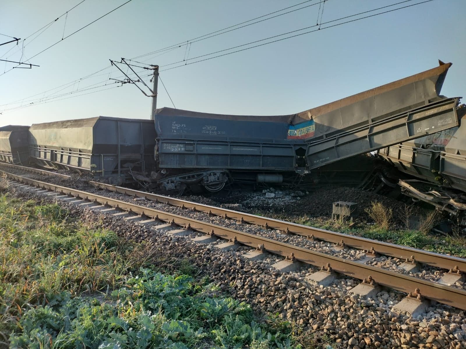 Ce spune CFR despre deraierea celor nouă vagoane încărcate cu cărbune
