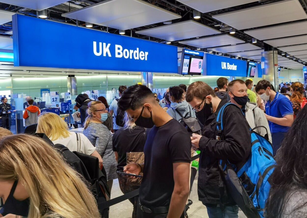 S-au anunțat modificări majore ale regulilor de securitate pe aeroporturile din Marea Britanie. De când vor intra în vigoare