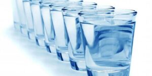 Sfatul de a bea doi litri sau opt pahare cu apă zilnic este greșit, o arată un nou studiu. Ce au descoperit cercetătorii