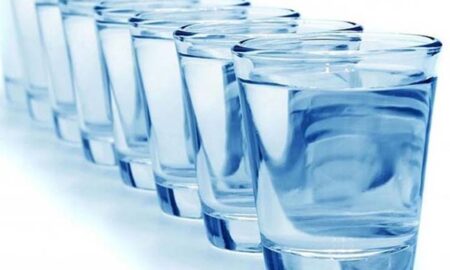 Sfatul de a bea doi litri sau opt pahare cu apă zilnic este greșit, o arată un nou studiu. Ce au descoperit cercetătorii