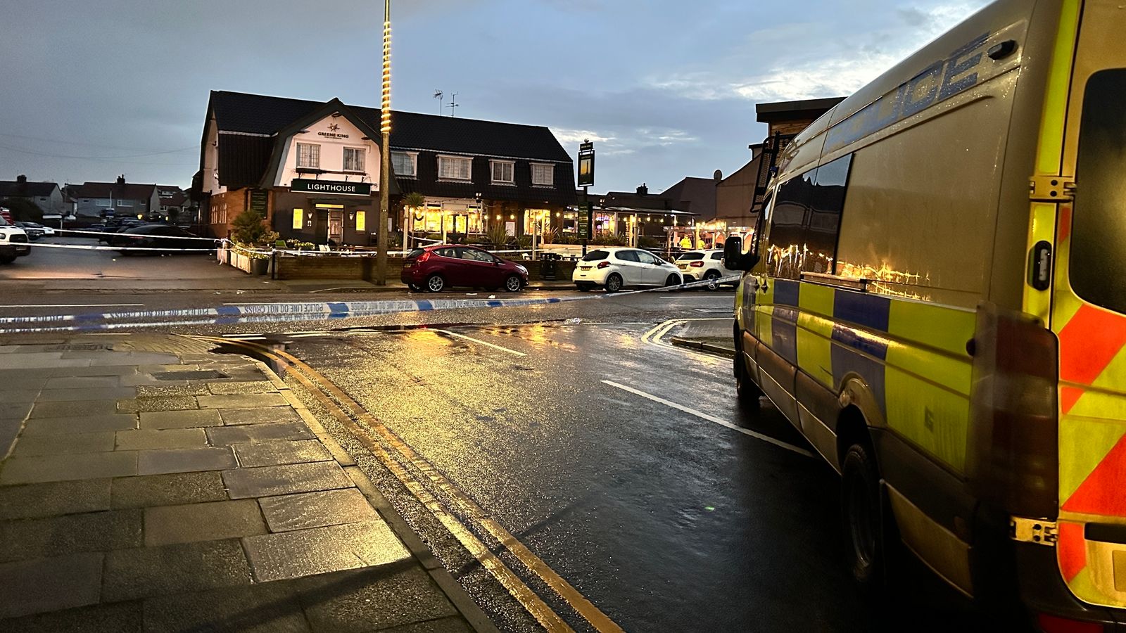 O femeie a murit și alte persoane au ajuns la spital după împușcăturile dintr-un pub în ajunul Crăciunului