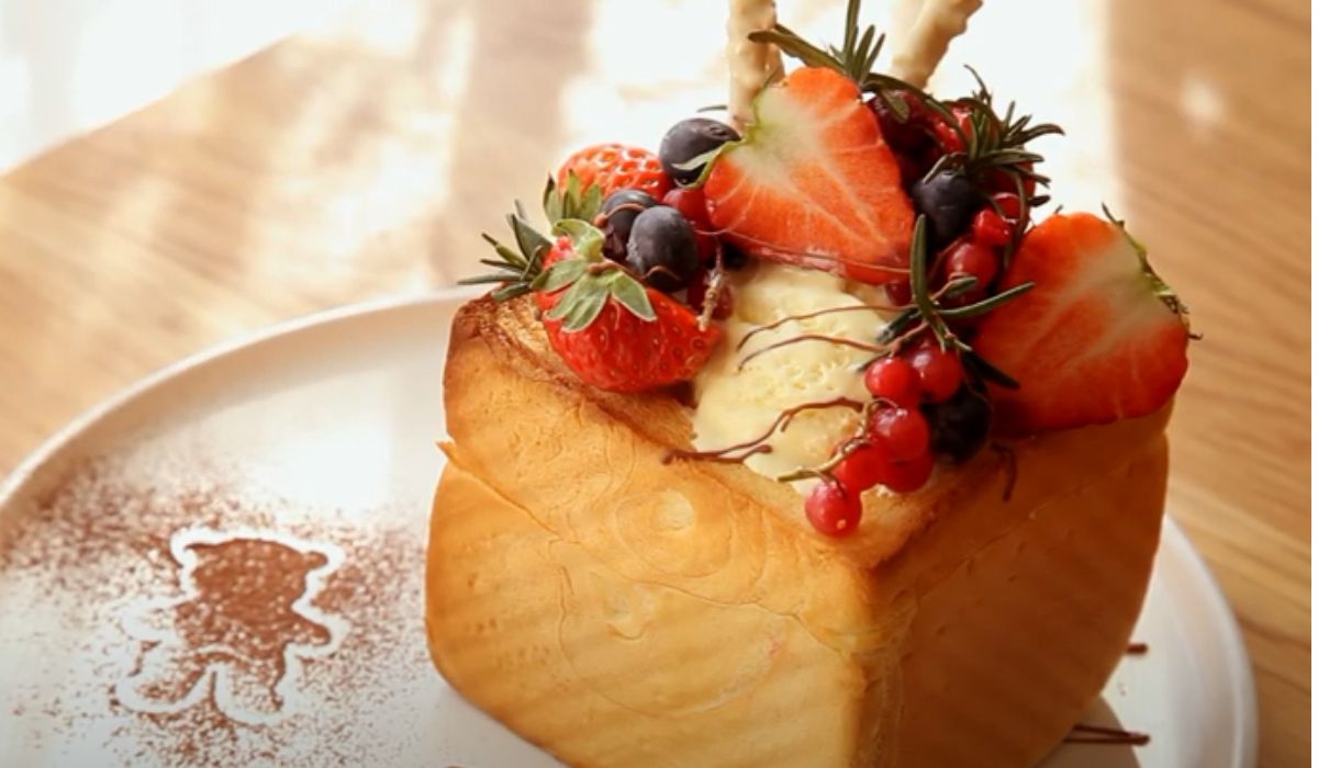 Un delicios și original desert pentru masa de Revelion. „Ispita Pâinii”, crocantă la exterior și cu multă înghețată în interior