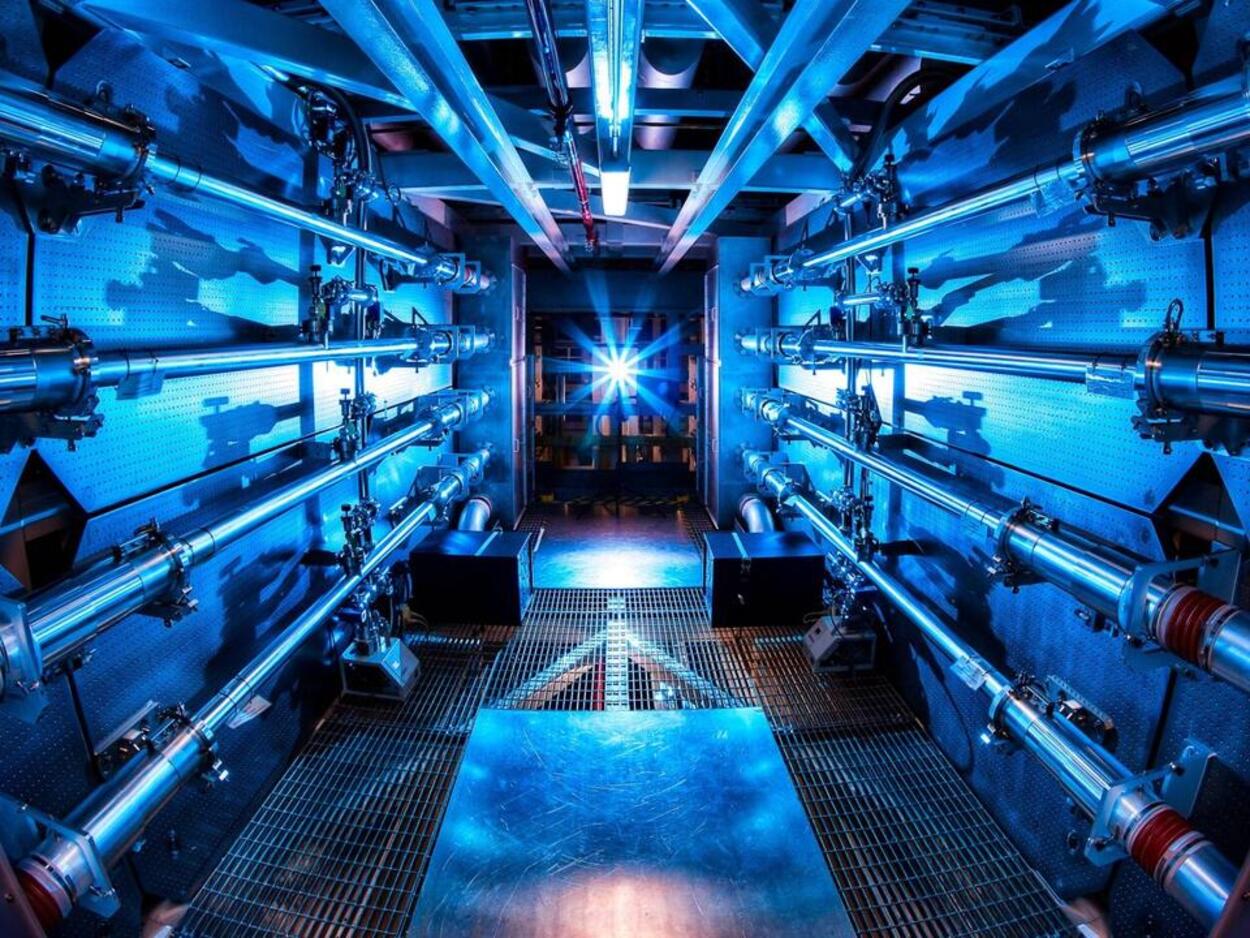 O nouă descoperire în domeniul fuziunii nucleare. Experiment cu ajutorul a 192 de lasere. La ce ajută omenirea