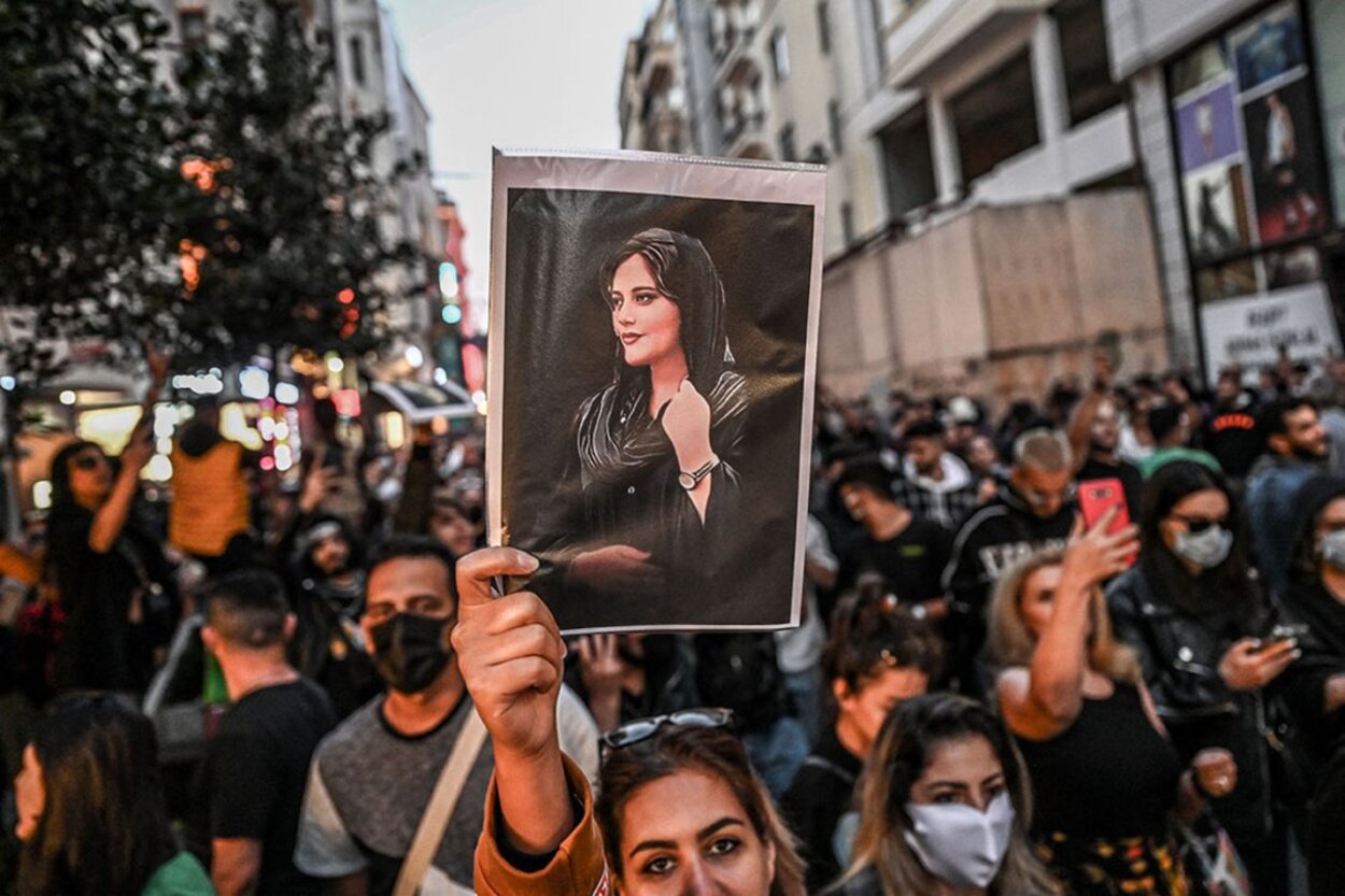 Iranul execută primul protestatar, în timp ce medicii spun că poliția trage în organele genitale ale femeilor