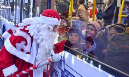 Moș Crăciun nu mai vine pe horn ci cu troileibuzul. Cum arată vehiculul turistic din Chișinău unde copiii pot călători cu Moșul