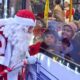 Moș Crăciun nu mai vine pe horn ci cu troileibuzul. Cum arată vehiculul turistic din Chișinău unde copiii pot călători cu Moșul