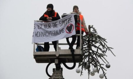 Două activiste nervoase au „decapitat” bradul împodobit de Crăciun. În văzul lumii s-au urcat pe o macara și au tăiat vârful