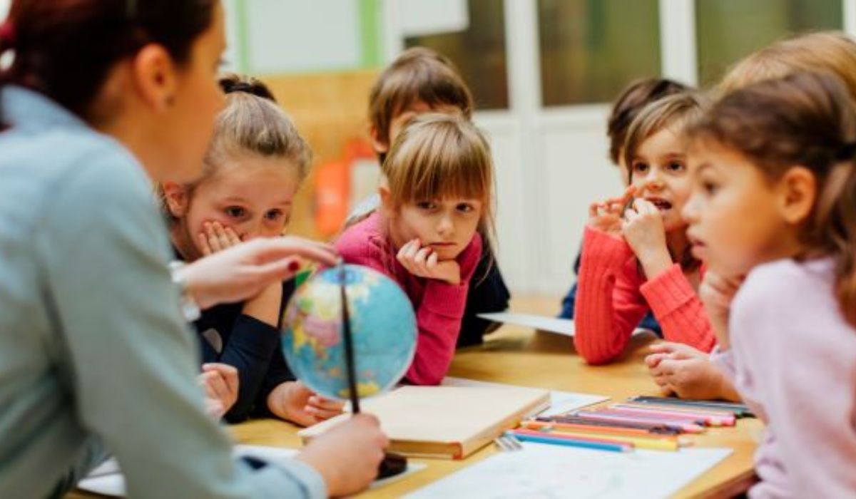 Școala îi obligă pe copiii de 4 ani să stea afară fără geci, ca pedeapsă pentru că au stat de vorbă