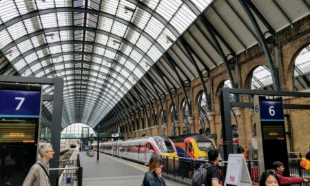 Haos în UK. Grevele feroviare îi obligă pe oameni să-și facă planuri alternative de călătorie, sute de trenuri fiind anulate