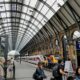 Haos în UK. Grevele feroviare îi obligă pe oameni să-și facă planuri alternative de călătorie, sute de trenuri fiind anulate