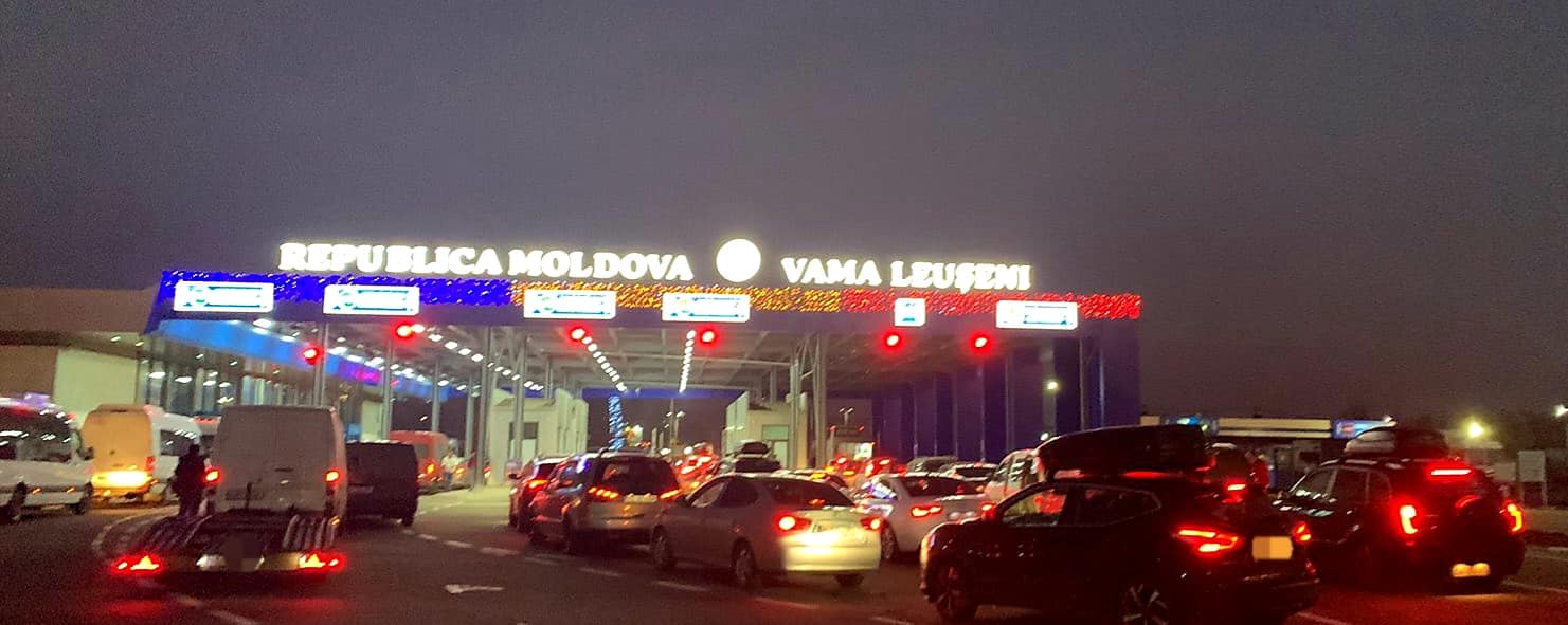 Moldovenii revin acasă de sărbători. S-au format cozi interminabile la Vamă, pe sensul de intrare în Republica Moldova