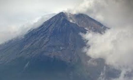 Vulcanul Semeru de pe insula indoneziană Java a erupt puternic. Sătenii și-au părăsit casele fugind din calea urgiei. VIDEO